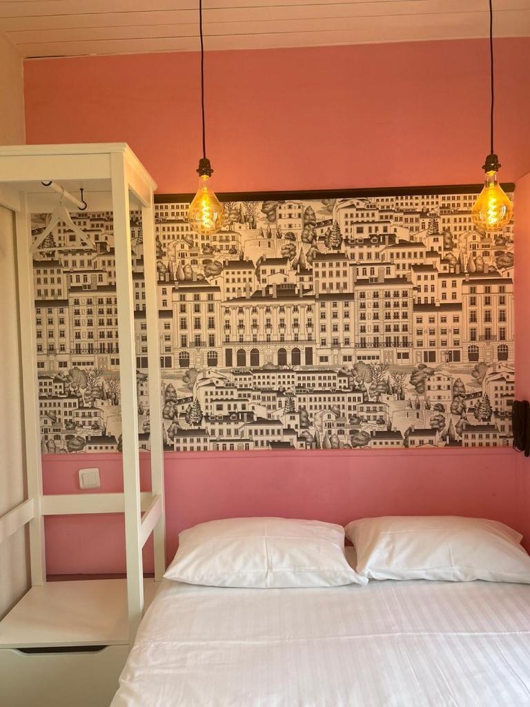 Hotel De La Croix-Rousse Lyon Bagian luar foto