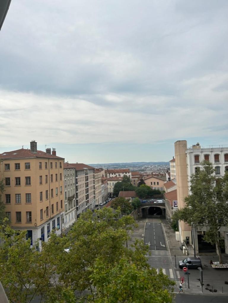 Hotel De La Croix-Rousse Lyon Bagian luar foto