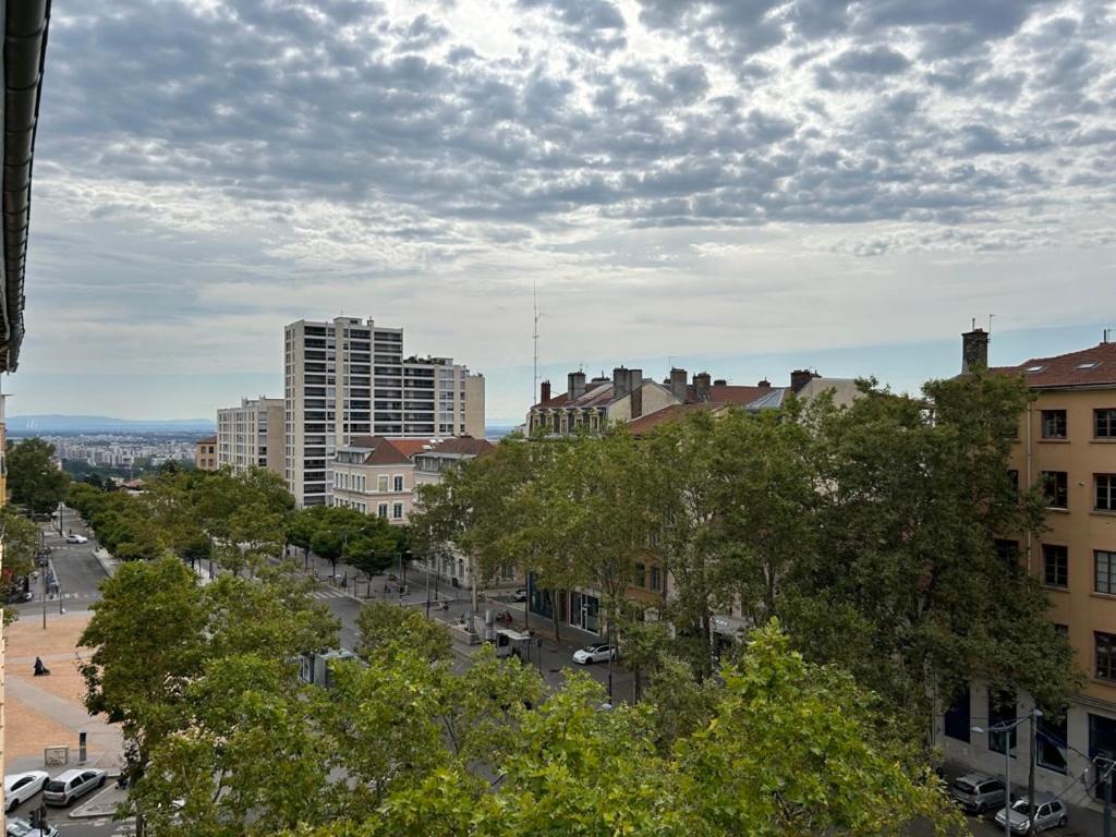 Hotel De La Croix-Rousse Lyon Bagian luar foto